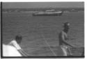 Due marinai ripresi su una barca a motore, sullo s ...