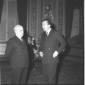 Fanfani e Andreotti discutono al centro di una sal ...