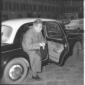 Secchia ripreso mentre esce dall'automobile davant ...