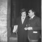 Preti si intrattiene con un uomo a Palazzo Chigi i ...