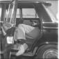 Vittorio Gassman dormicchia nella sua auto durante ...