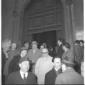 Gonella e altre persone sulle scale della chiesa d ...