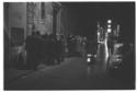Ripresa di Firenze notturna, affollata di persone, ...