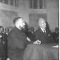 L'Abb� Pierre ed altra personalit� durante una riu ...