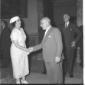 Fanfani e Golda Meir si stringono la mano a palazz ...