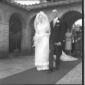 La sposa, nel chiostro della chiesa, accompagnata  ...
