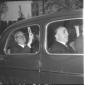 Lucifredi seduto sul sedile posteriore di una auto ...