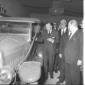 Folchi accanto ad una automobile d'epoca all'inaug ...