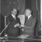 Giacinto Bosco consegna un riconscimento a Marcell ...