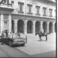 Il presidente Kennedy e altre autorit� nel cortile ...