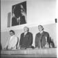 Forlani, Salizzoni e Moro in piedi al tavolo dei r ...
