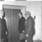 Andreotti con altre persone in attesa dell'ascenso ...