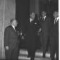 L'ambasciatore americano Reinhardt con altre perso ...