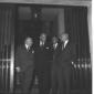 L'ambasciatore americano Reinhardt con altre perso ...
