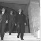 L'ambasciatore americano Reinhardt con altre perso ...