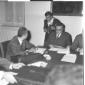Aldo Moro e Riccardo Lombardi seduti ad un tavolo  ...