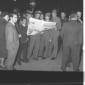 Alcune persone, davanti all'ambasciata americana i ...