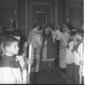 Il cardinale Ottaviani aiutato da alcuni sacerdoti ...