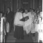 Il cardinale Ottaviani si prepara a celebrare la m ...