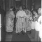 Il cardinale Ottaviani aiutato da alcuni sacerdoti ...