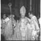 Il cardinale Ottaviani aiutato da alcuni sacerdoti ...
