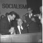 Colleghi, fra cui a sinistra Valori, si stringono  ...