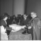 Il ministro Pieraccini e il cardinal Traglia donan ...