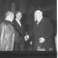 Il Cancelliere tedesco Ludwig Erhard stringe la ma ...