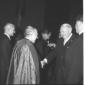 Il Cancelliere tedesco Ludwig Erhard stringe la ma ...