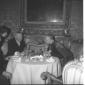 Il Cancelliere tedesco Ludwig Erhard seduto ad un  ...