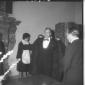 Aldo Moro ripreso mentre si toglie il cappotto - p ...