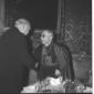 Il cancelliere Erhard stringe la mano ad un cardin ...
