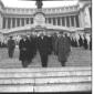 Il Cancelliere tedesco Ludwig Erhard seguito da al ...