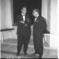 Aldo Moro ripreso mentre conversa con un uomo in o ...