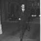 Antonio Giolitti ripreso mentre percorre il cortil ...