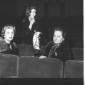 Tre donne nella platea del teatro Eliseo per la co ...