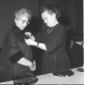 Ebe Riccio premia una donna anziana in occasione d ...