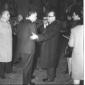 De Cocci stringe la mano ad un uomo all'inaugurazi ...