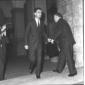 Antonio Giolitti ripreso all'arrivo nel cortile di ...