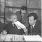 Pastore, seduto, ripreso mentre parla con due coll ...