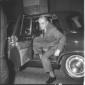 Giorgio Bo ripreso mentre scende dall'automobile - ...