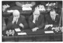Folchi e due colleghi seduti nei banchi del Govern ...