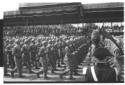 Militari sfilano sotto la tribuna presidenziale lu ...