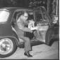 Delle Fave ripreso mentre scende da un'automobile  ...