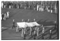 Alcuni atleti sfilano lungo la pista di atletica c ...
