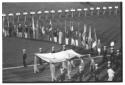 Alcuni atleti sfilano lungo la pista di atletica c ...