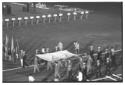 Alcuni atleti sfilano lungo la pista di atletica c ...