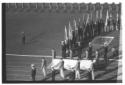 Alcuni atleti sfilano lungo la pista di atletica c ...