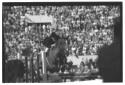 Ripresa di un fantino in sella ad un cavallo nel m ...