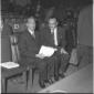 Aldo Moro ed un uomo seduti su una sedia alla riun ...